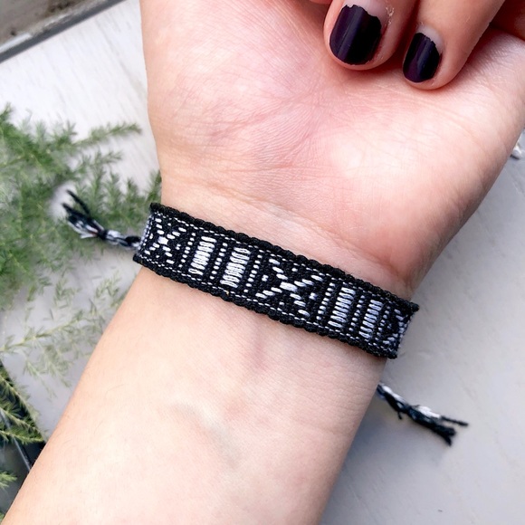 $4 BUNDLED🌿 Black 'n' White Boho Woven Bracelet - Picture 2 of 3